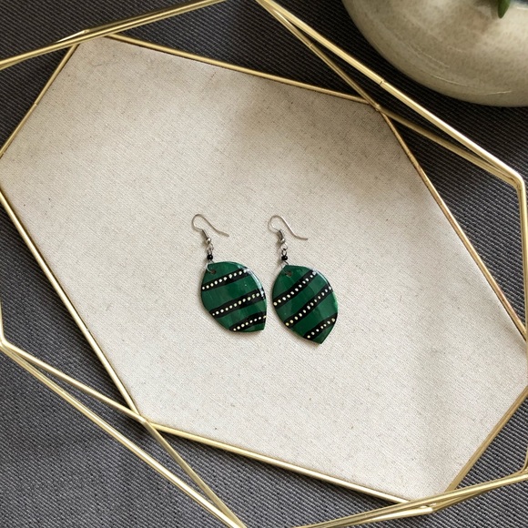 ✨3/$30 Green and black painted shell earrings - Picture 1 of 2